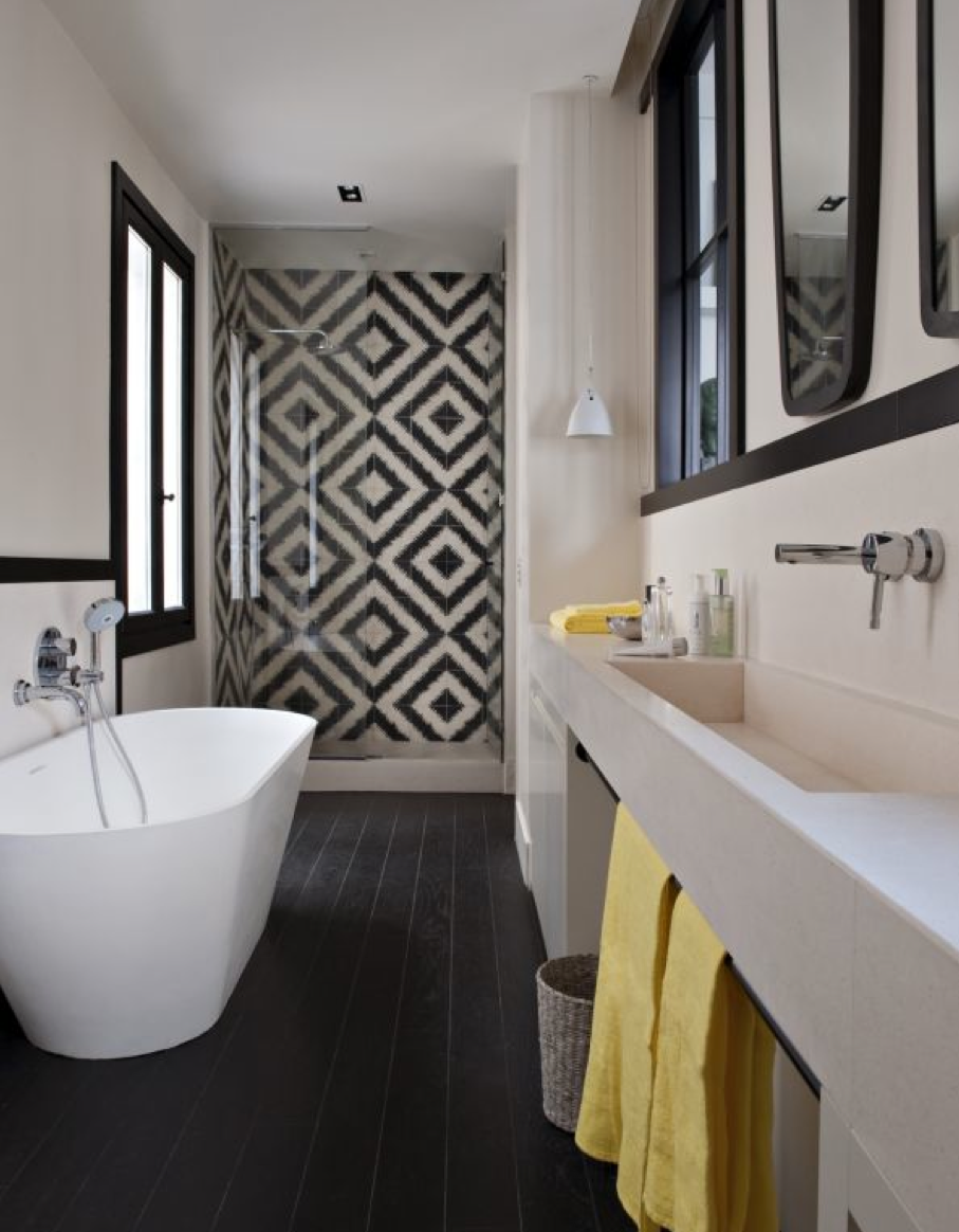 Ванная с белыми стенами