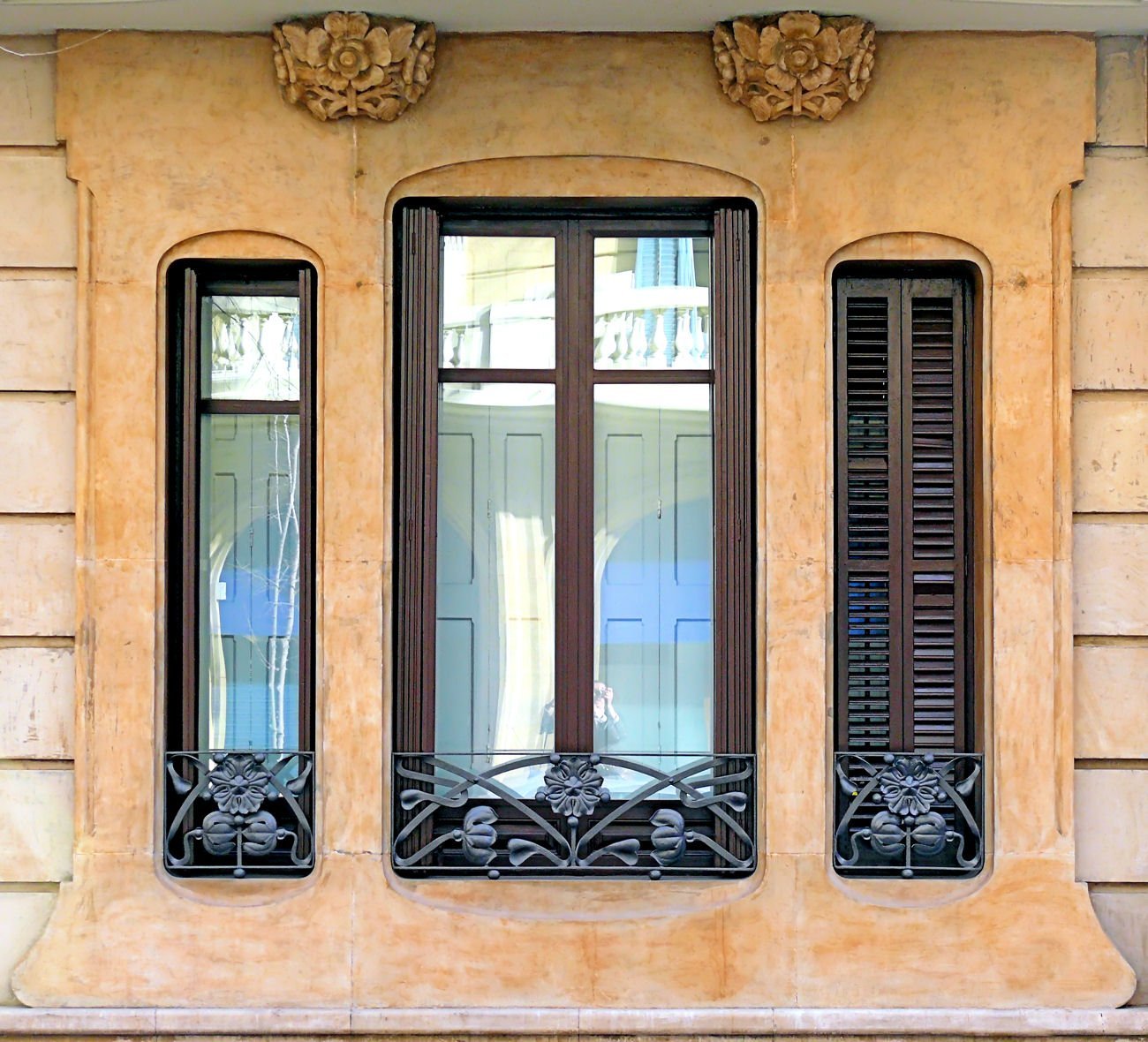 Узкие окна в частном доме - 74 фото
