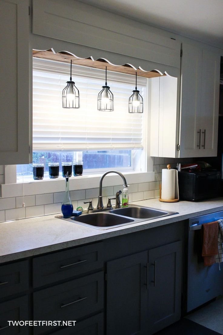 Окно в кухне над рабочей поверхностью