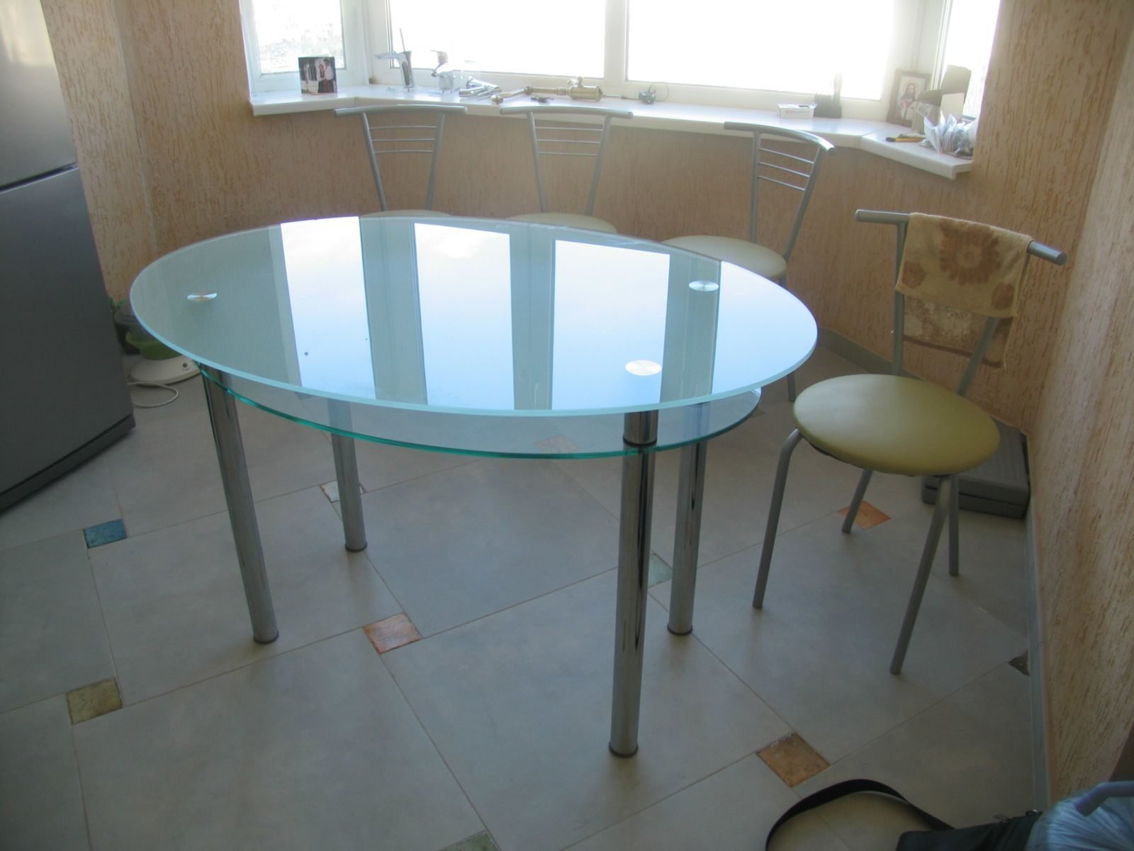 стеклянные столы в кухню овальные