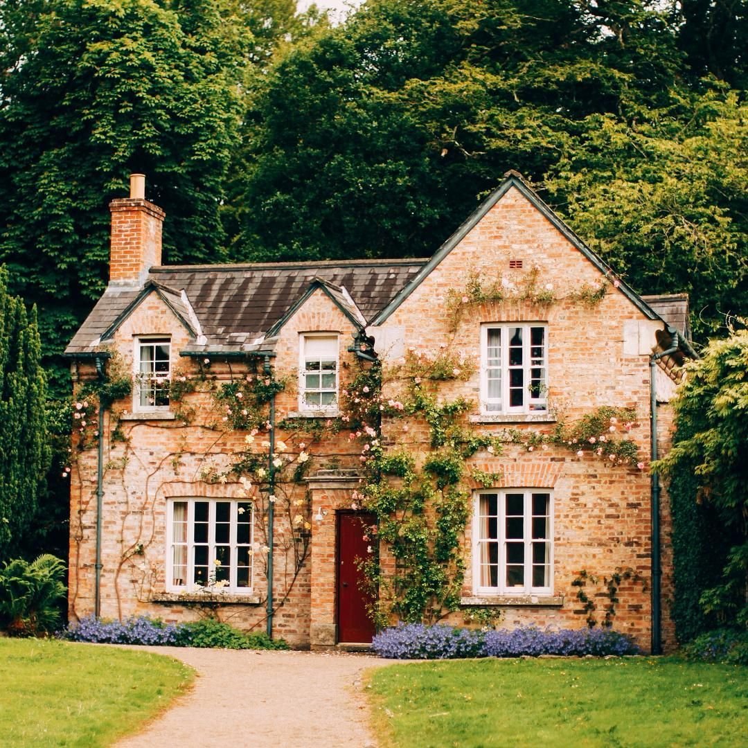Английский дом картинки. Английские домики с садом каменный Джейн Остен. Cottage дом в Англии. Домик в английском стиле. Коттедж в английском стиле.