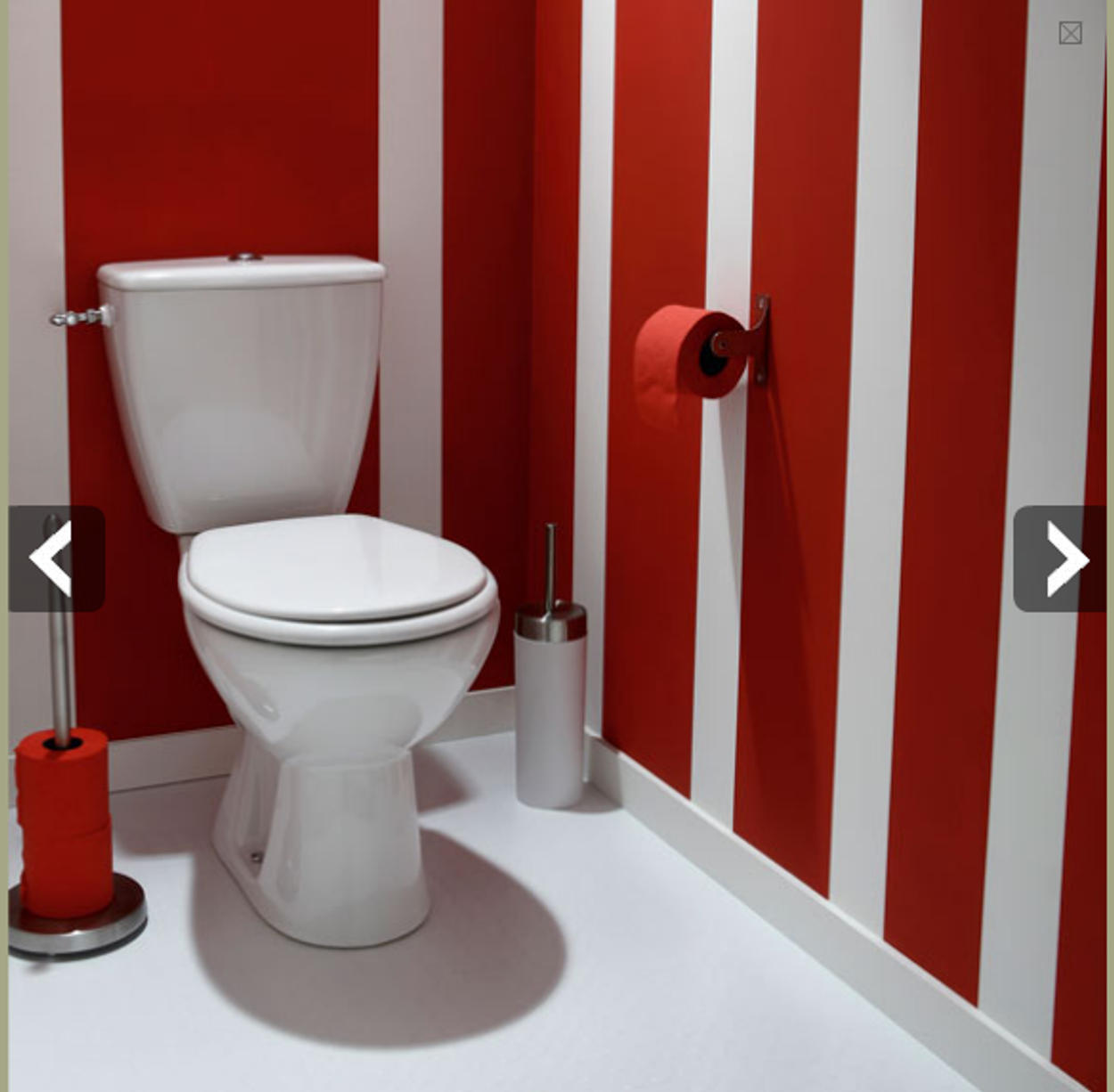 Дизайн туалета 1 кв.м. с красно-белыми стенами и унитазом