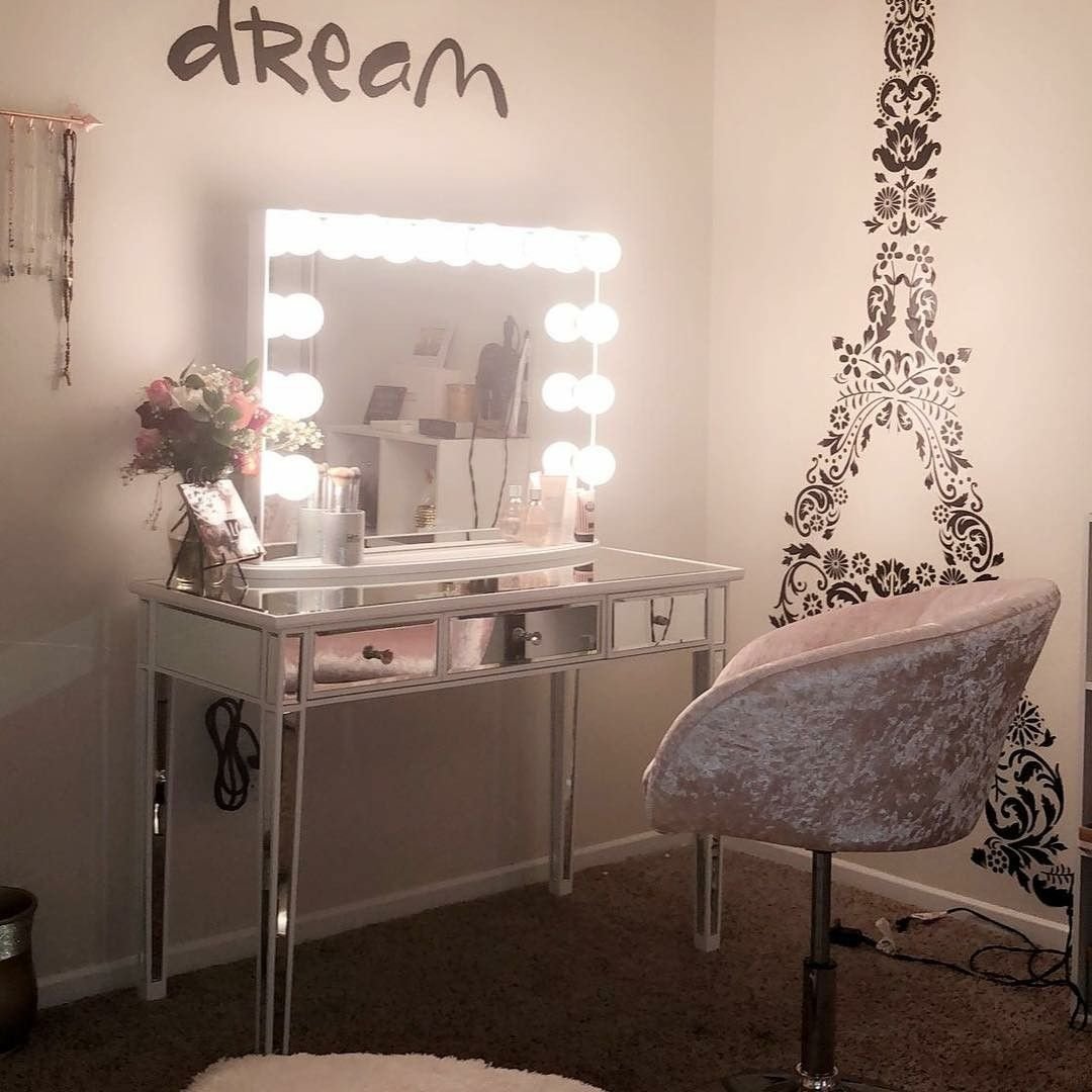 Туалетное зеркало с лампами