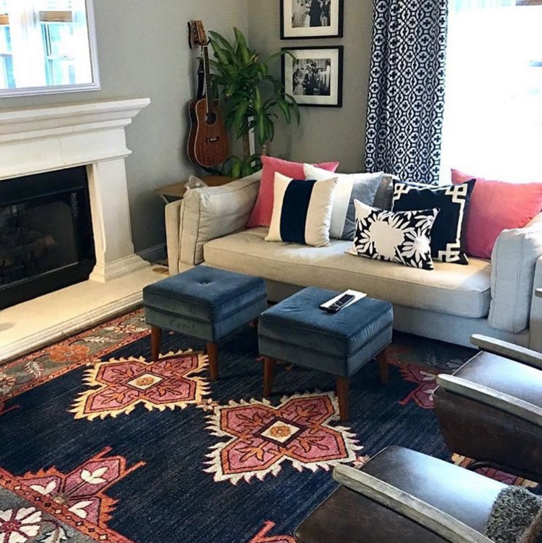 Старый ковер в интерьере