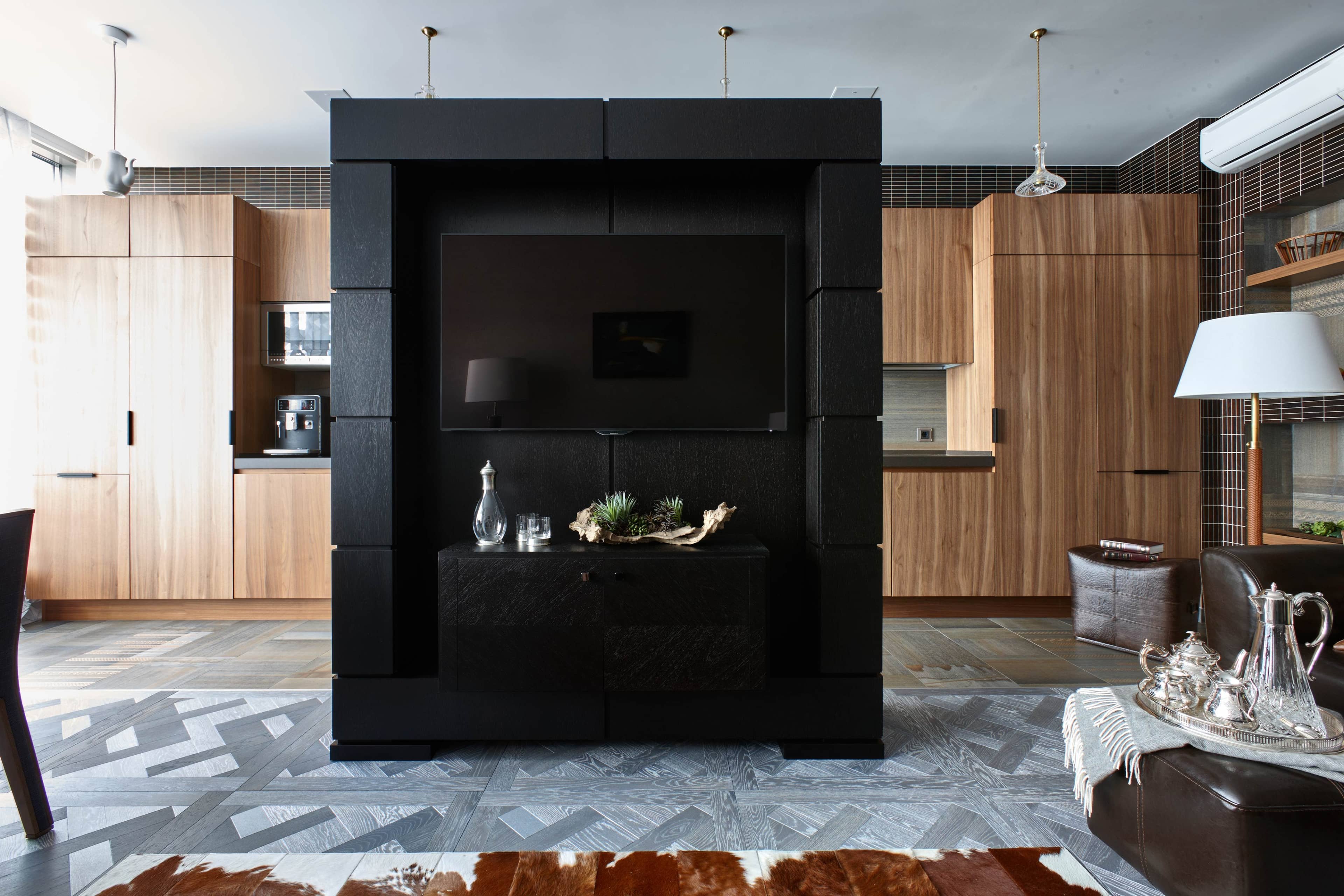 доминантная композиция в интерьере. стильный интерьер с ярким акцентом 2021. доминанта композиция в интерьере. кресло в интерьере гостиной. темный пол в интерьер с ярким акцентами.