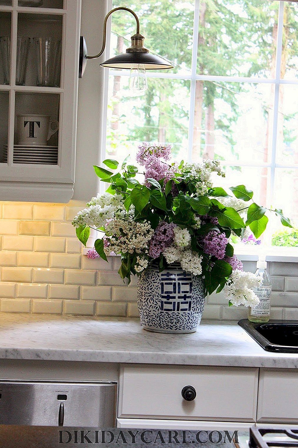 Искусственные цветы в интерьере кухни - 78 фото