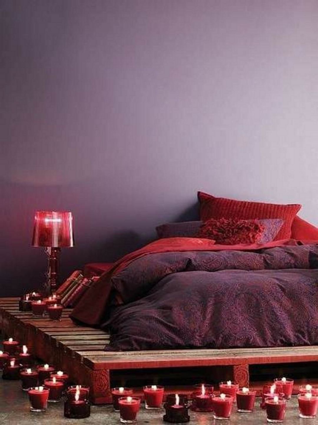 красная кровать в интерьере