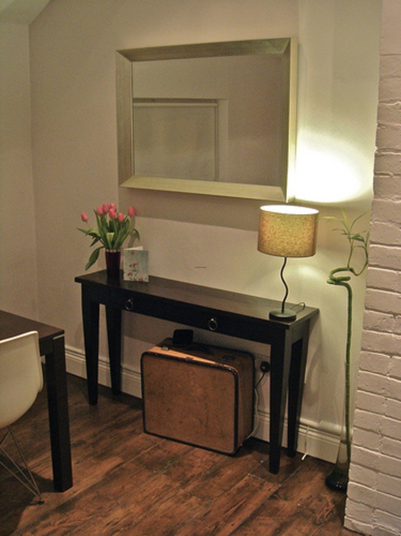 Узкий стол в прихожую