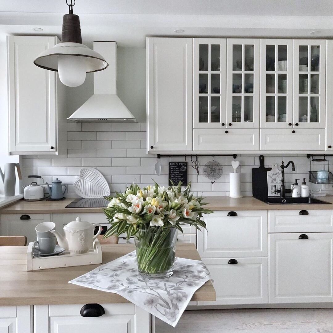 Дизайн кухни в белом цвете (71 фото)