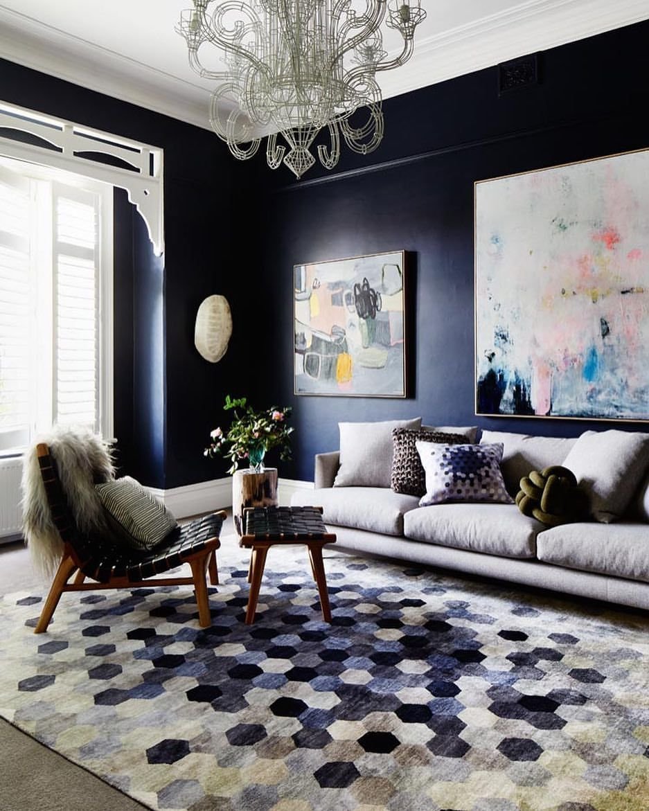 Синий ковер в интерьере гостиной