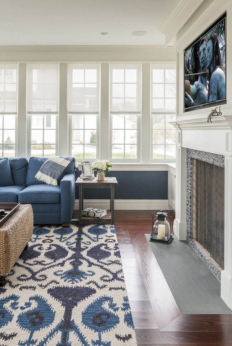 Синий ковер в интерьере гостиной