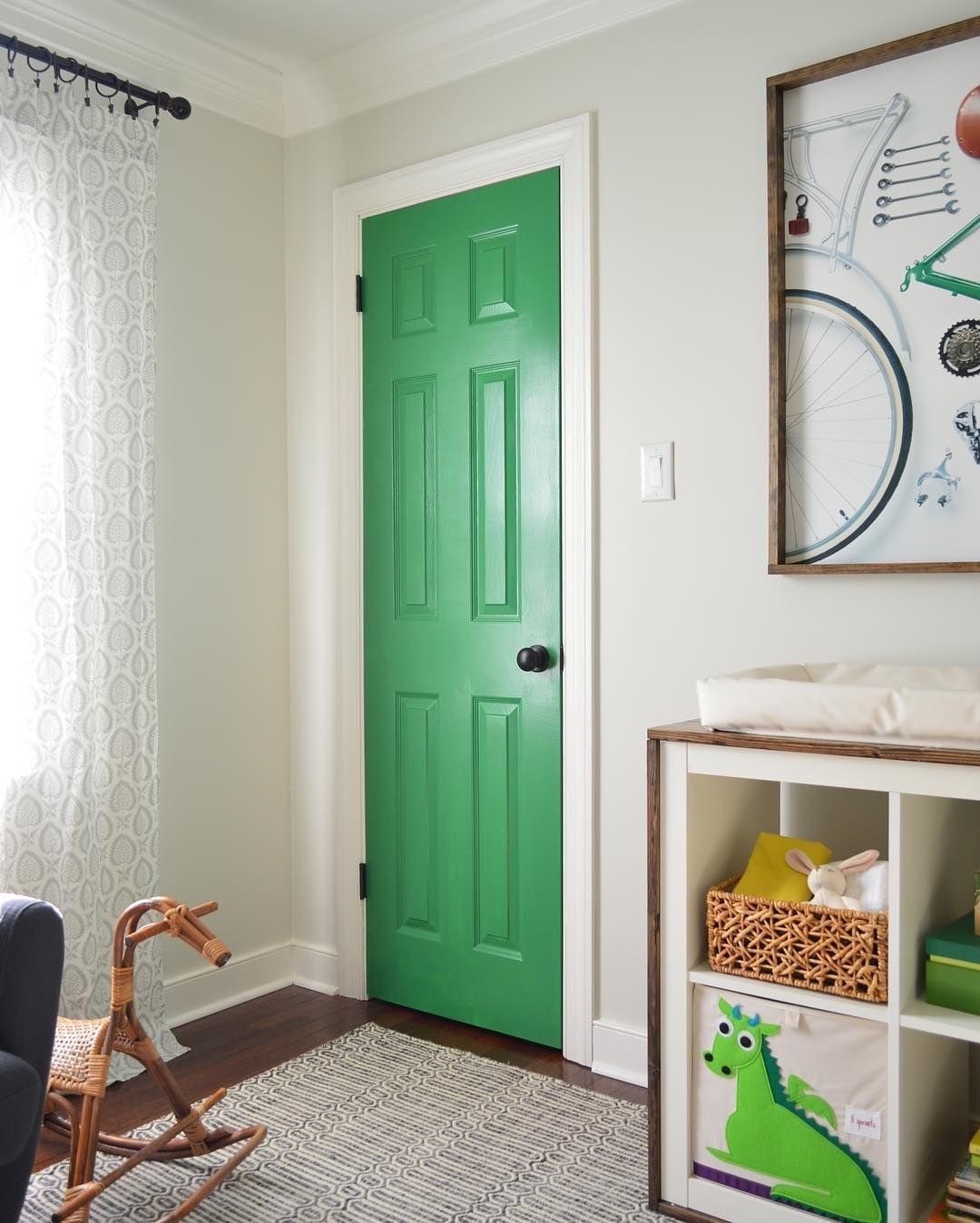 Зеленая дверь в белой стене