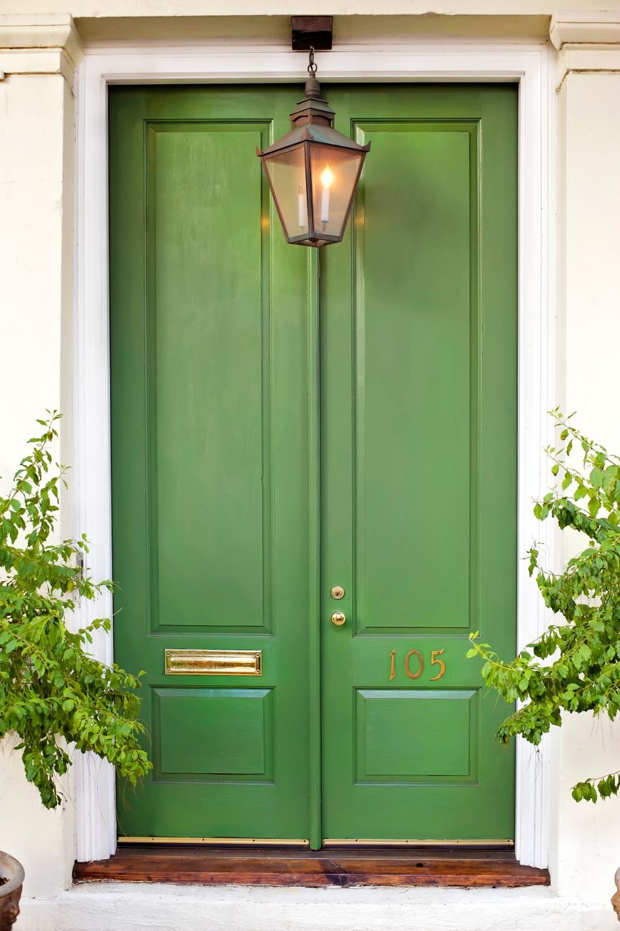 двери зеленого цвета в интерьере