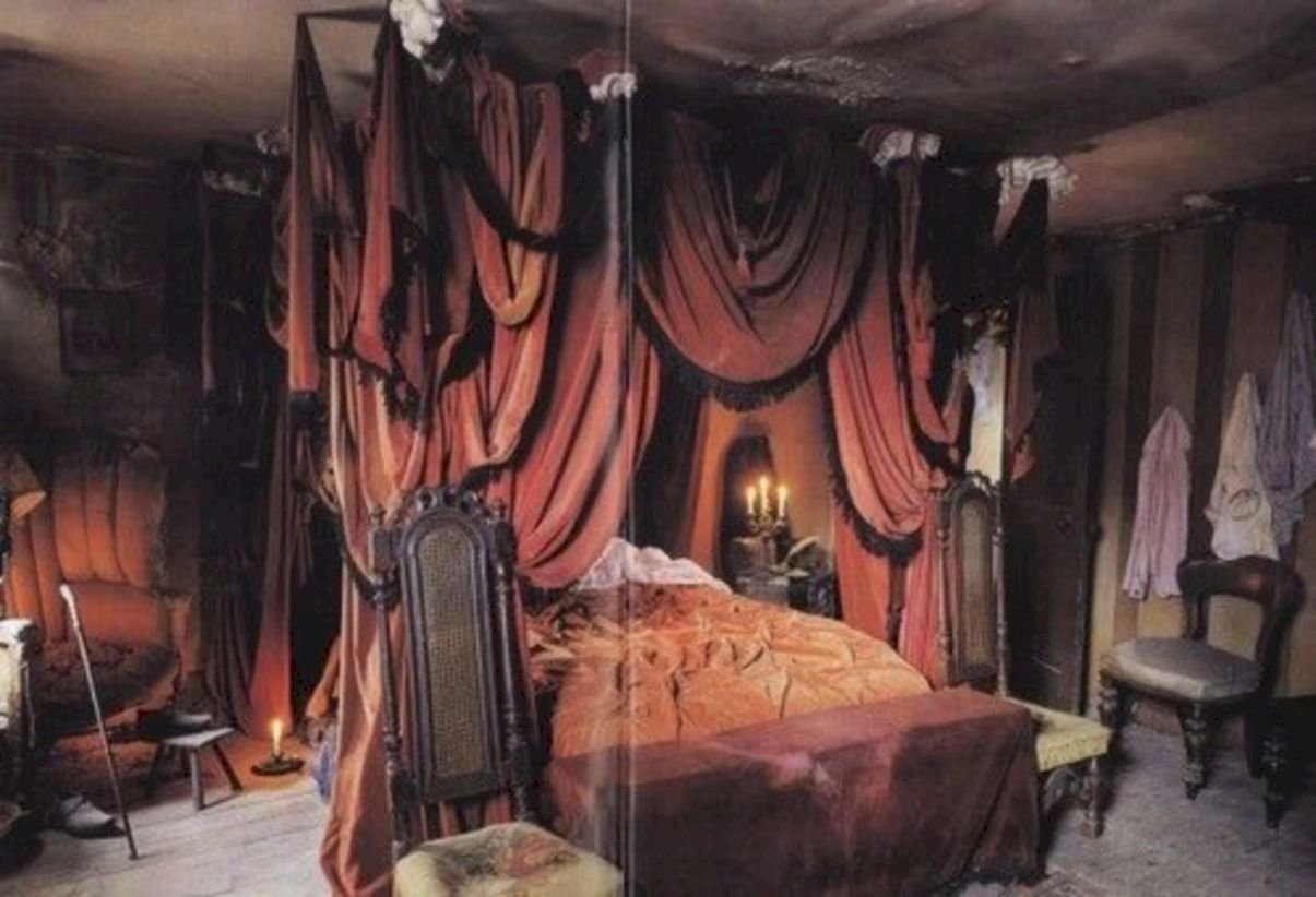 Бордель кровати. Викторианская Готика спальня. Викторианская Готика интерьер. Интерьер в стиле Богема буржуа. Комната в готическом стиле.
