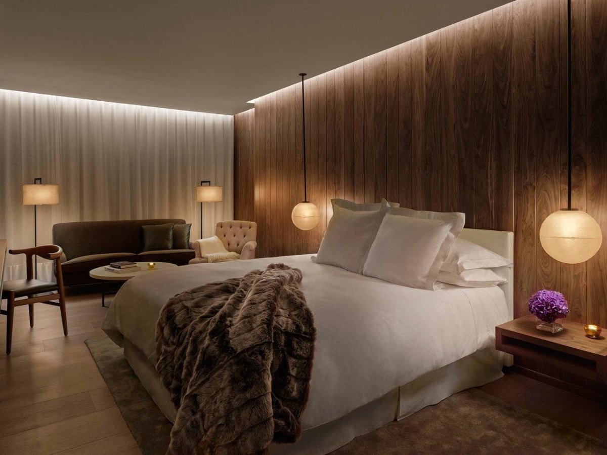 Светильники в интерьере спальни