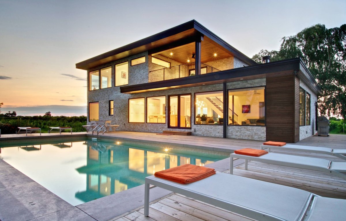 Двухэтажный дом с террасой и бассейном