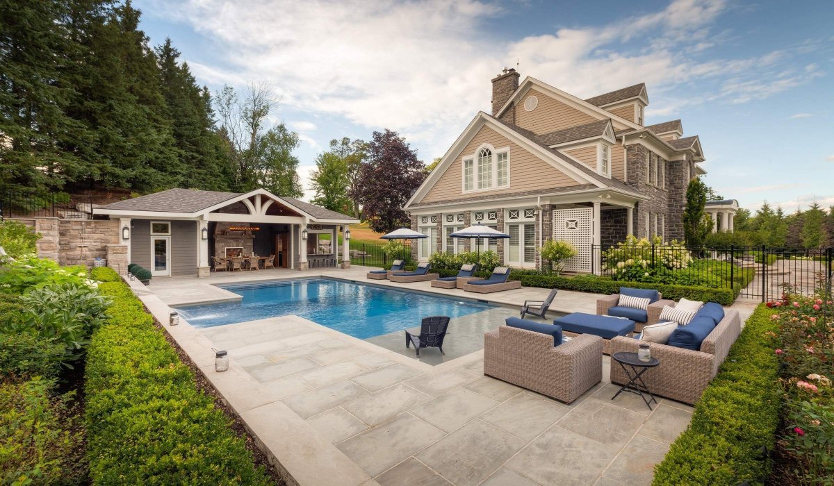 Красивый дом с бассейном и садом