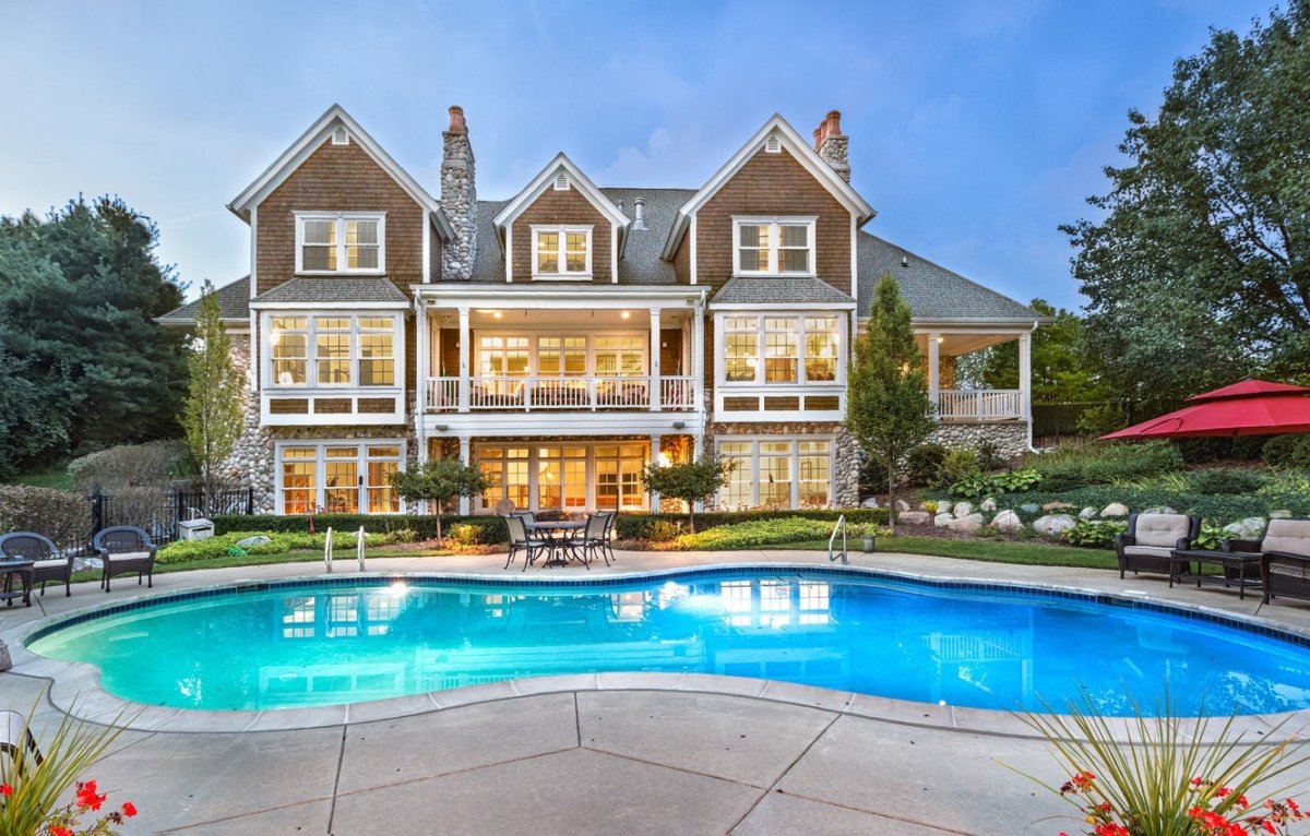 Красивый дом с бассейном