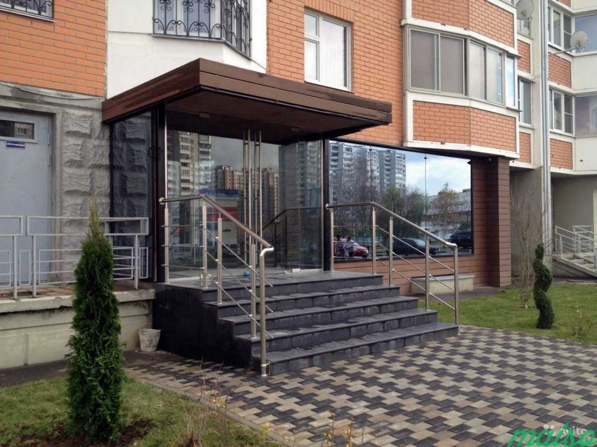 Крыльцо офисного здания