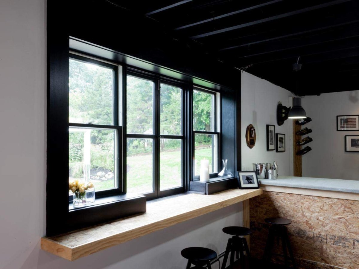Черный подоконник в интерьере