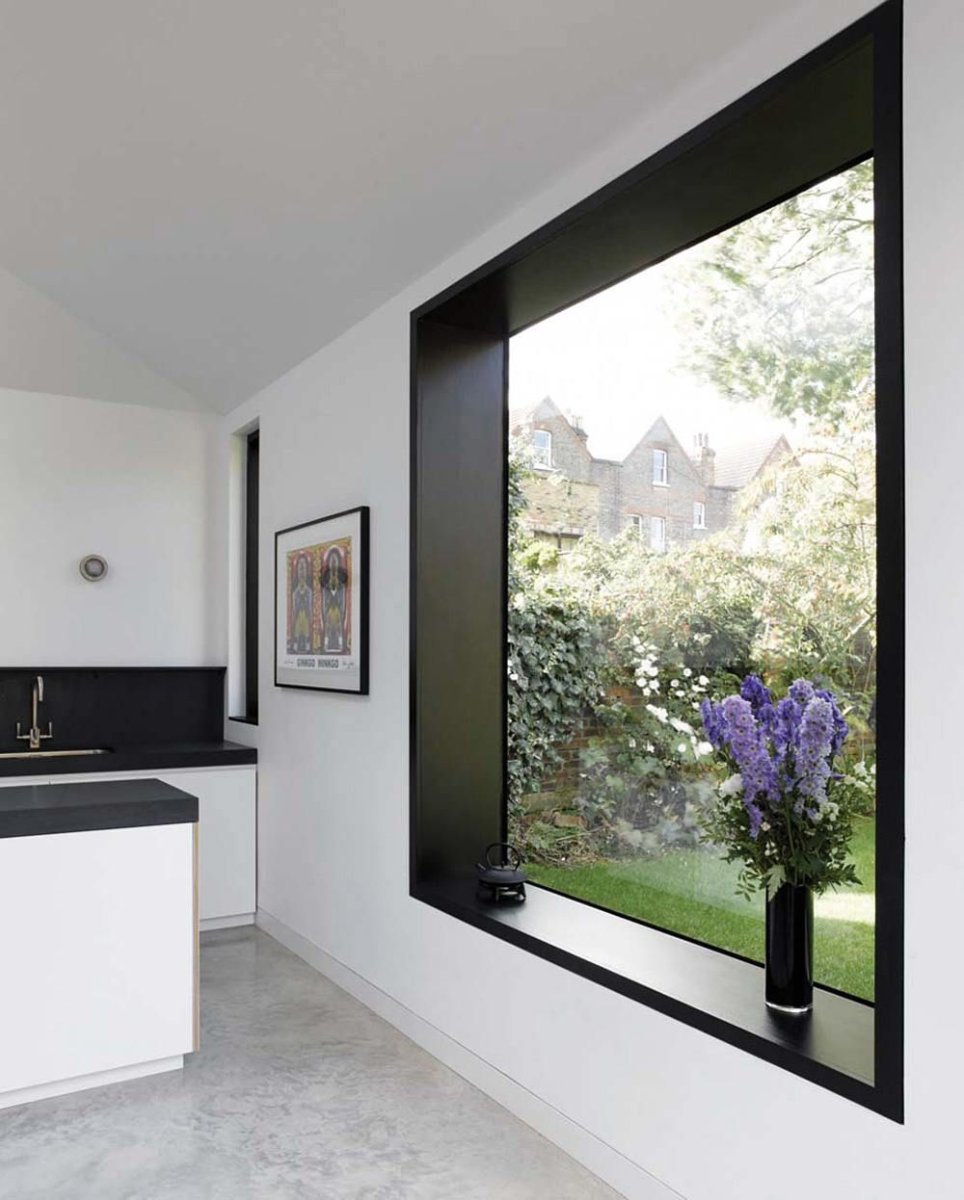 Черные рамы для окон в интерьере