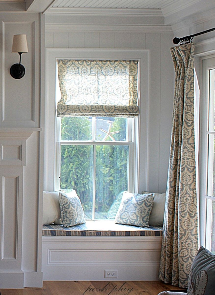 Широкий подоконник с подушками