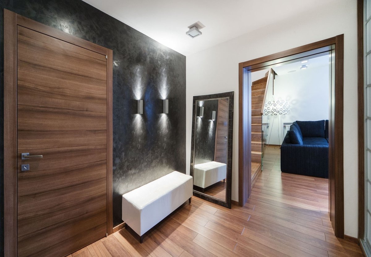 Прихожая с большим зеркалом с рейками