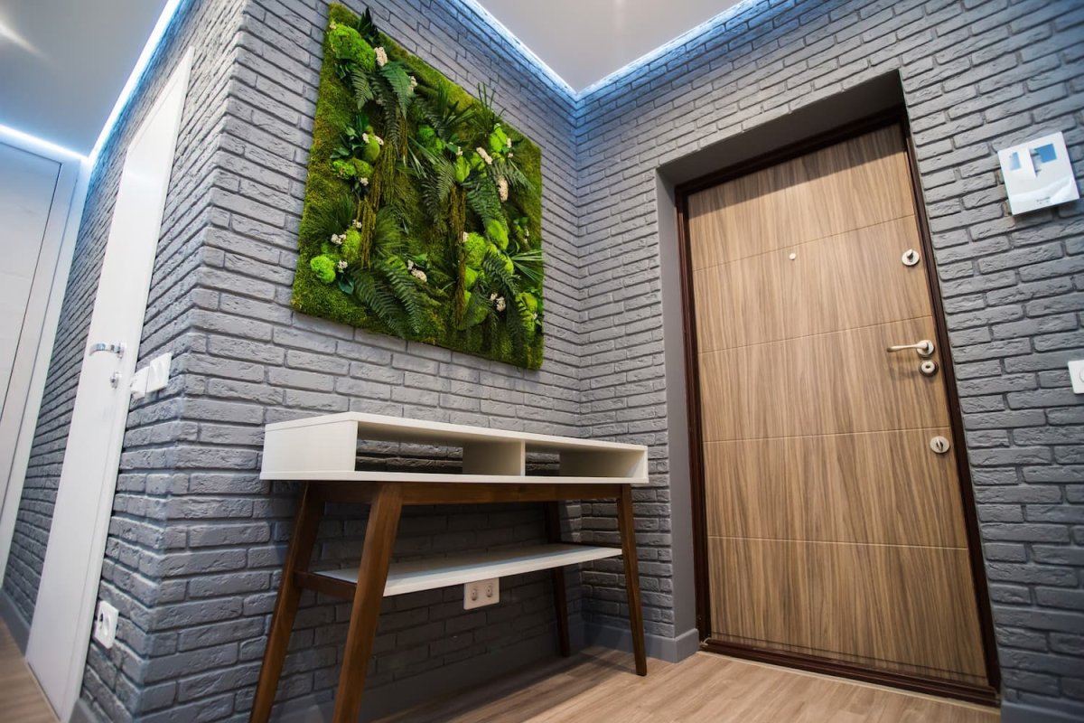 Стены в прихожей