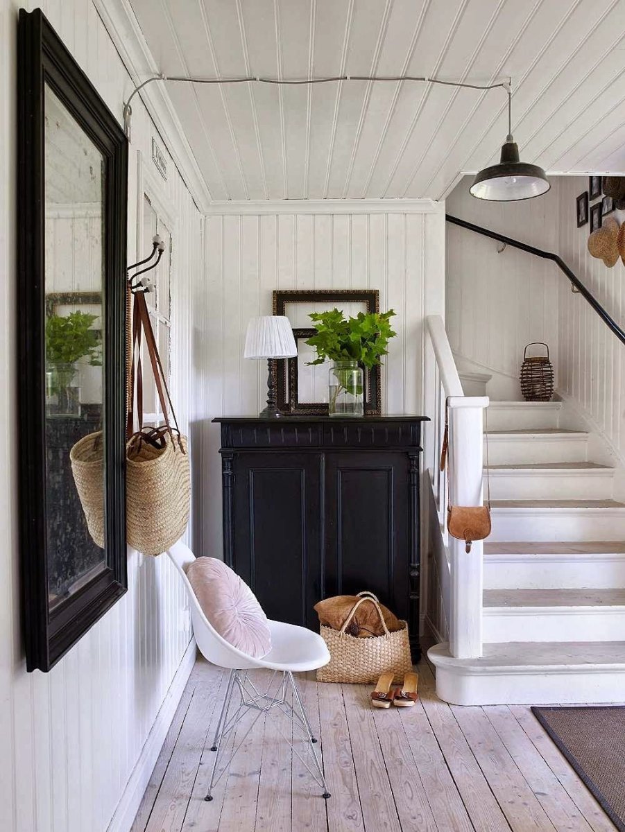 Прихожая в скандинавском стиле в частном доме