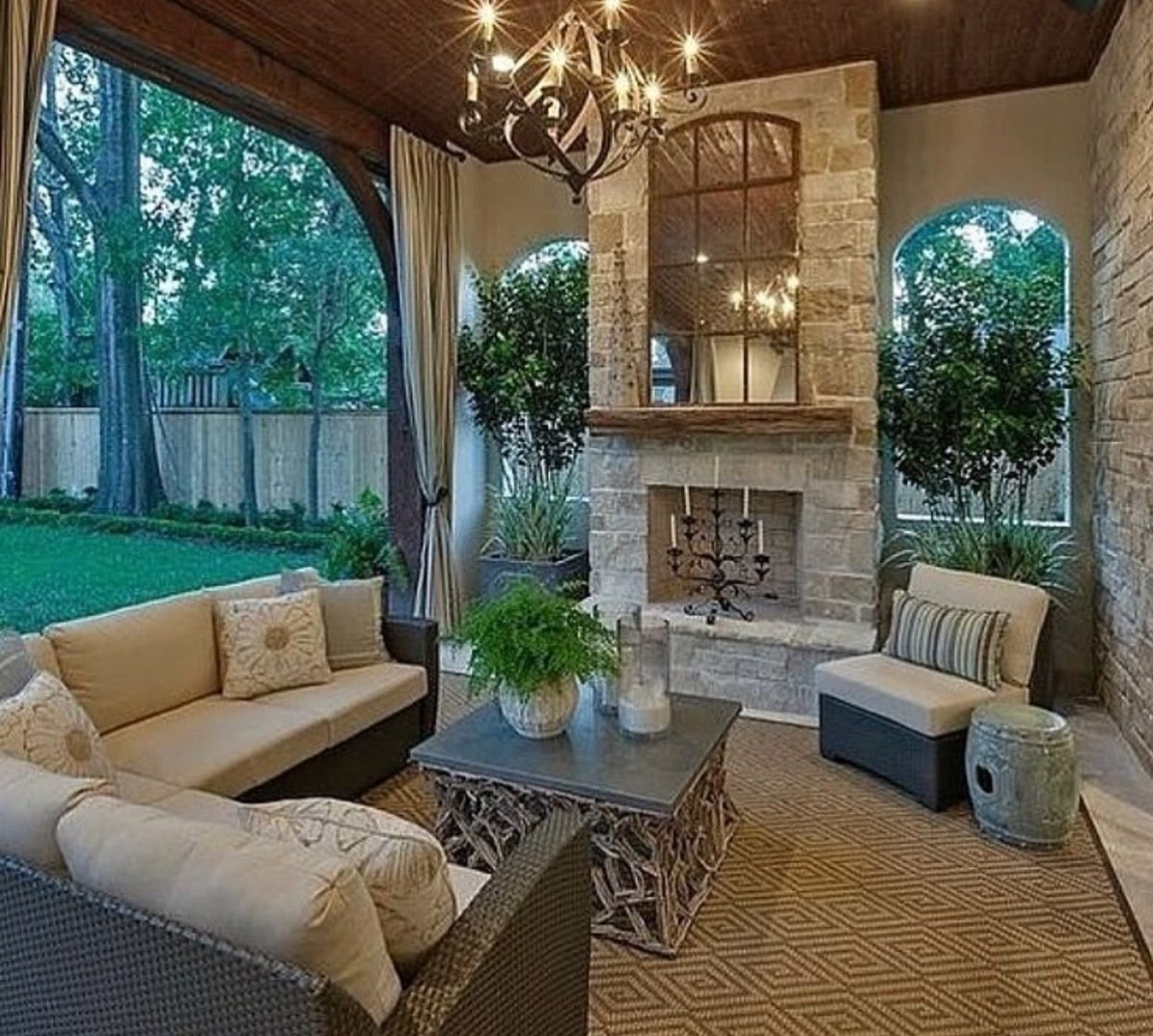 Интерьер дачной лестницы