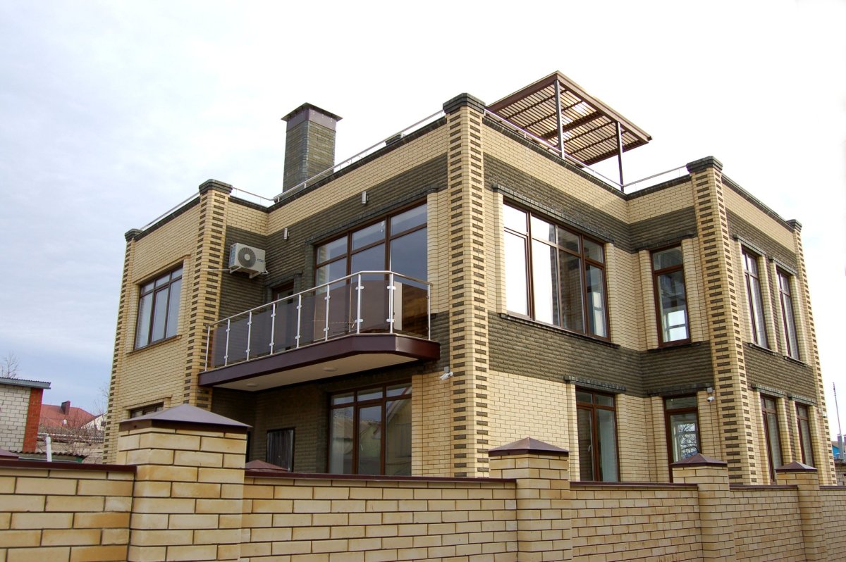 #6771. Фото красивого кирпичного дома бежевого цвета в палладианском стиле