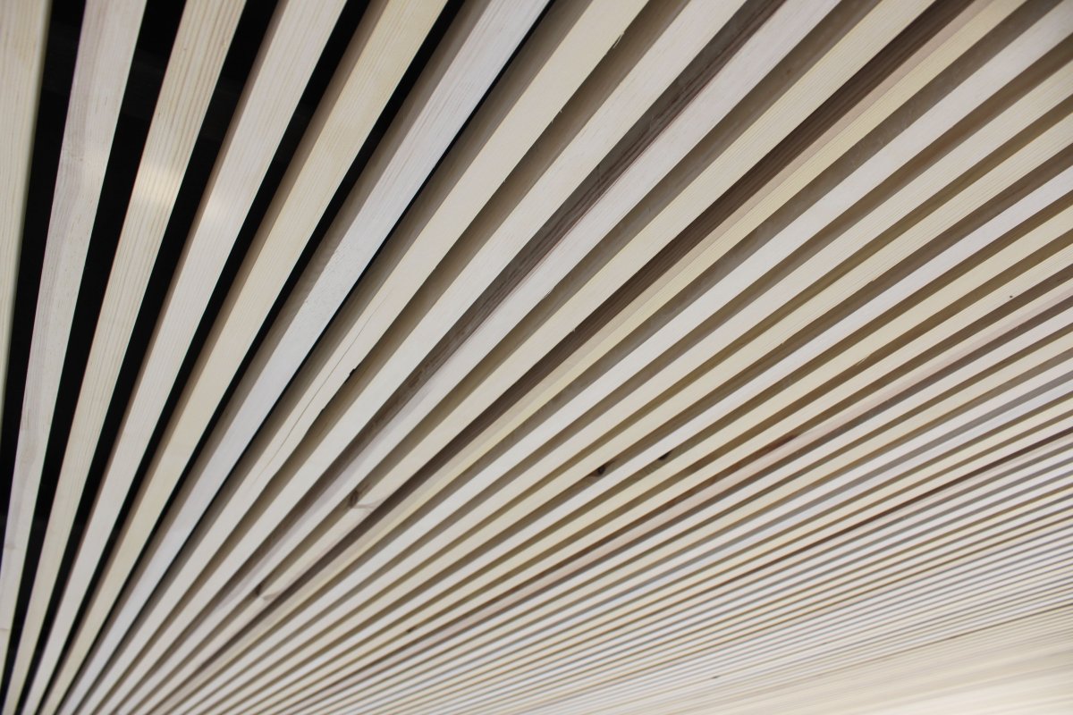 Отделка стен деревянными рейками