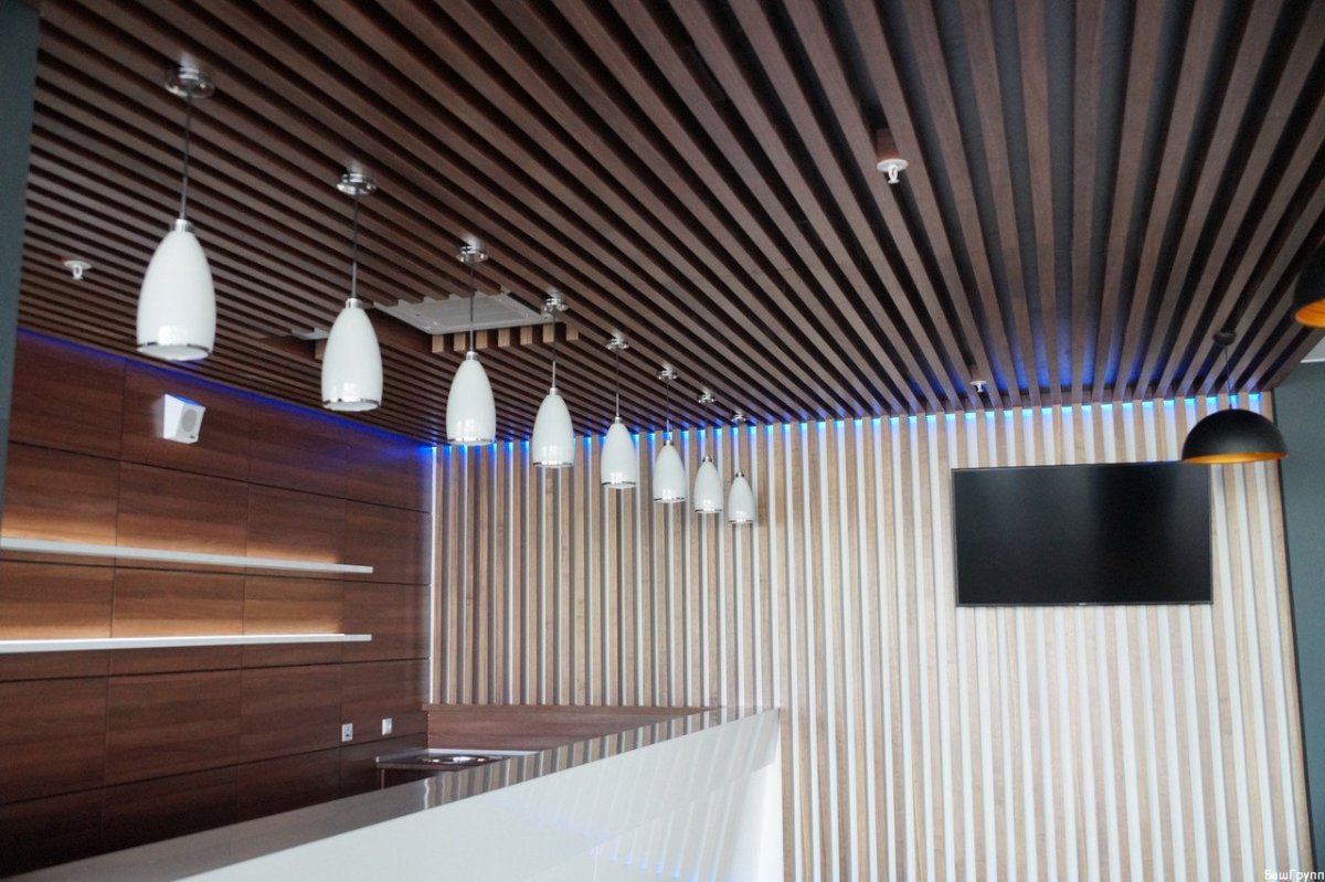 Вертикальные деревянные рейки в интерьере