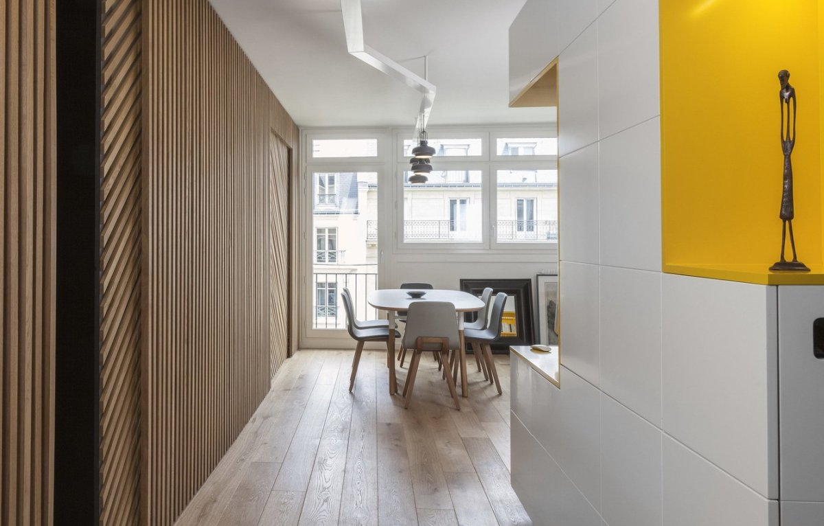 Деревянные рейки на потолке