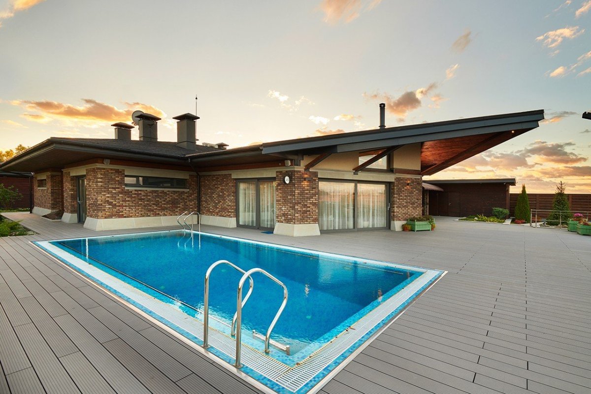 Баня с террасой и бассейном