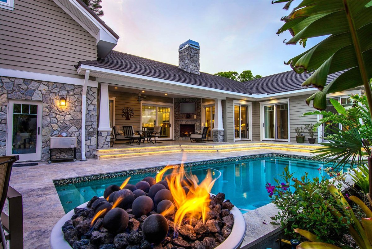 Терраса с бассейном к дому