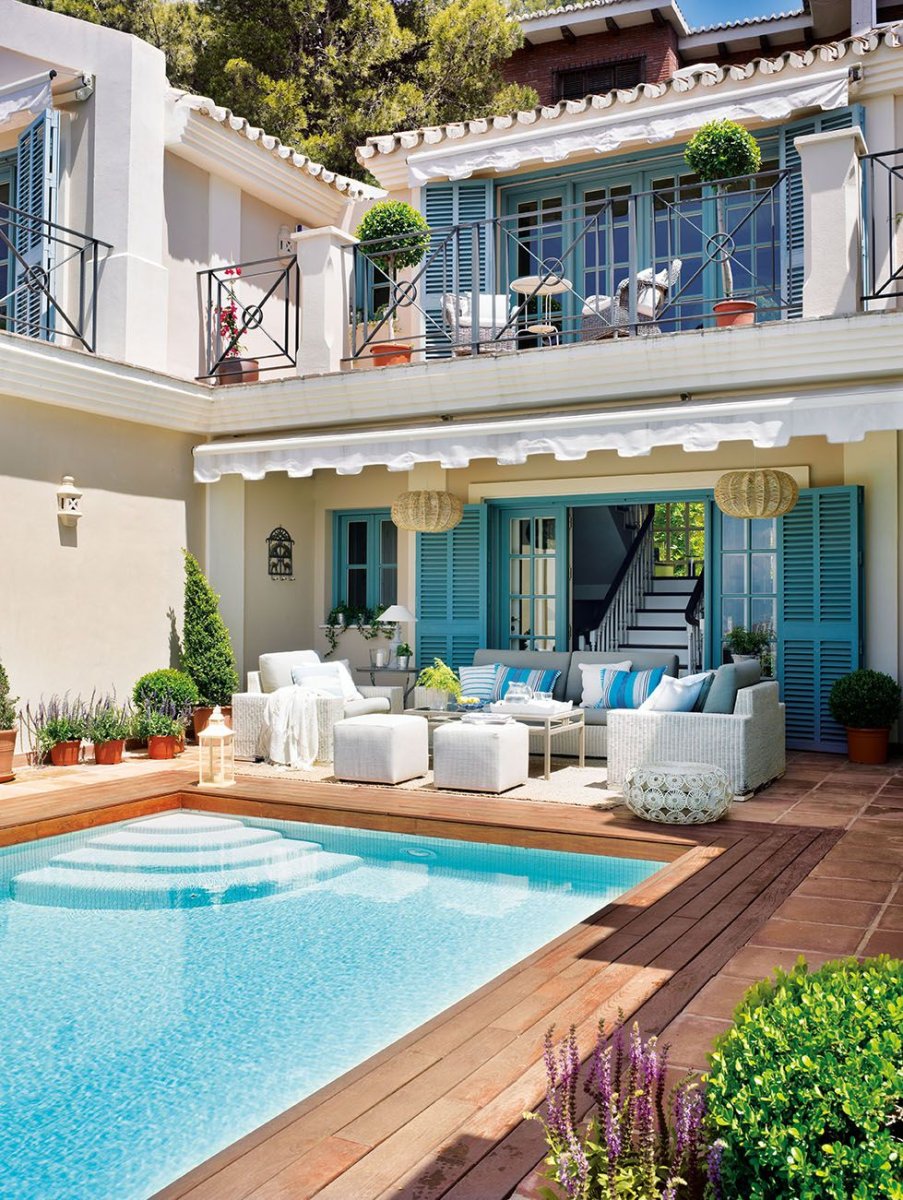 Красивый дом с бассейном