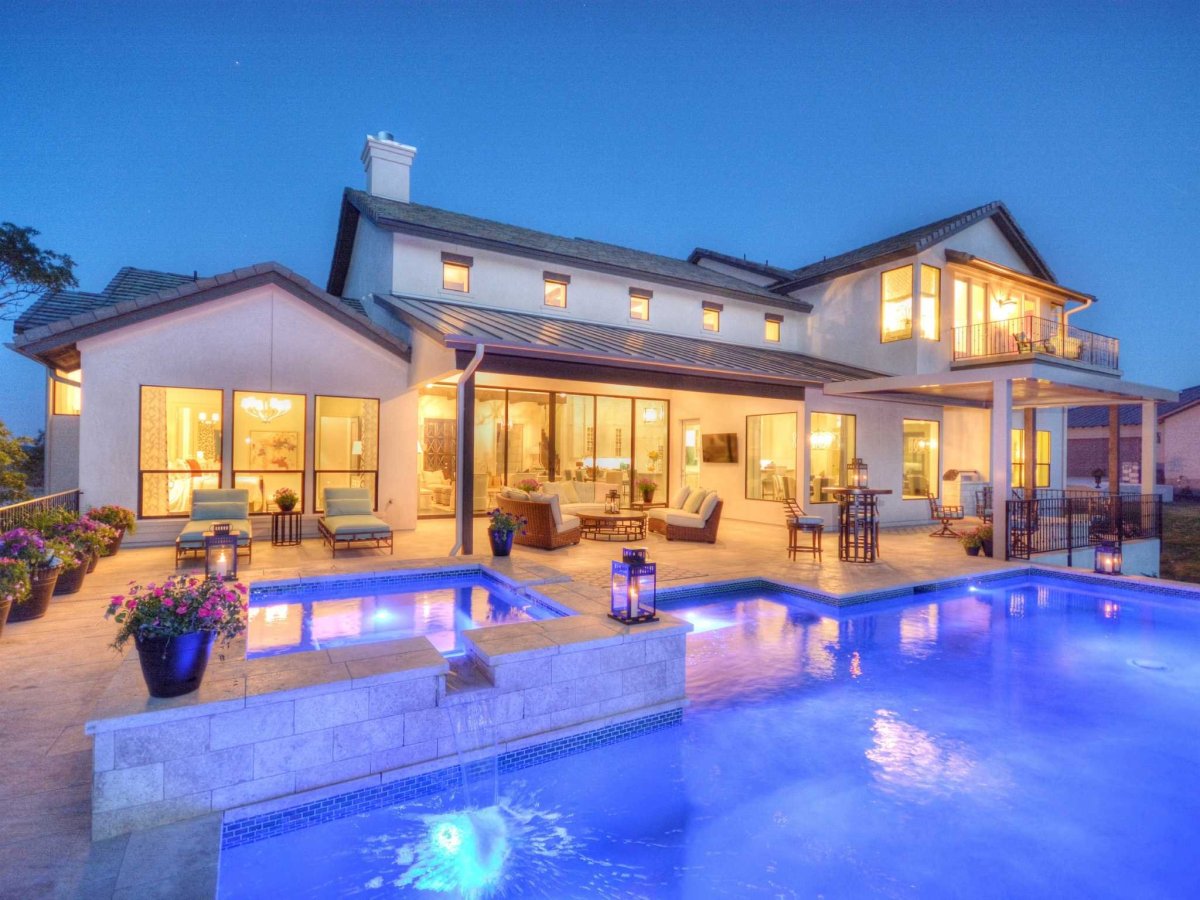 Красивый коттедж с бассейном