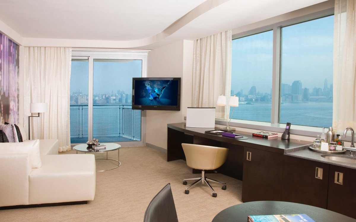 Спальня с двумя окнами