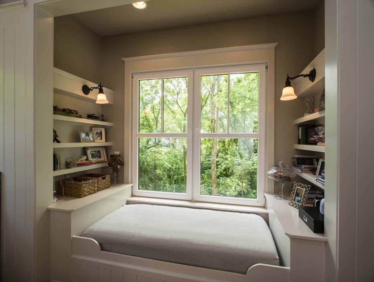 Шкаф вокруг окна