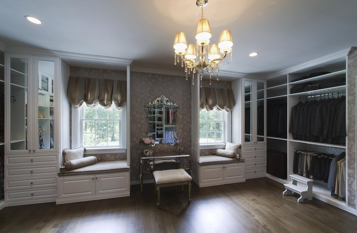 Гардеробная с двумя окнами