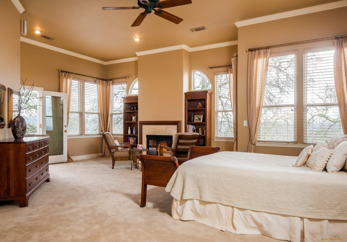 Кровать у окна в спальне