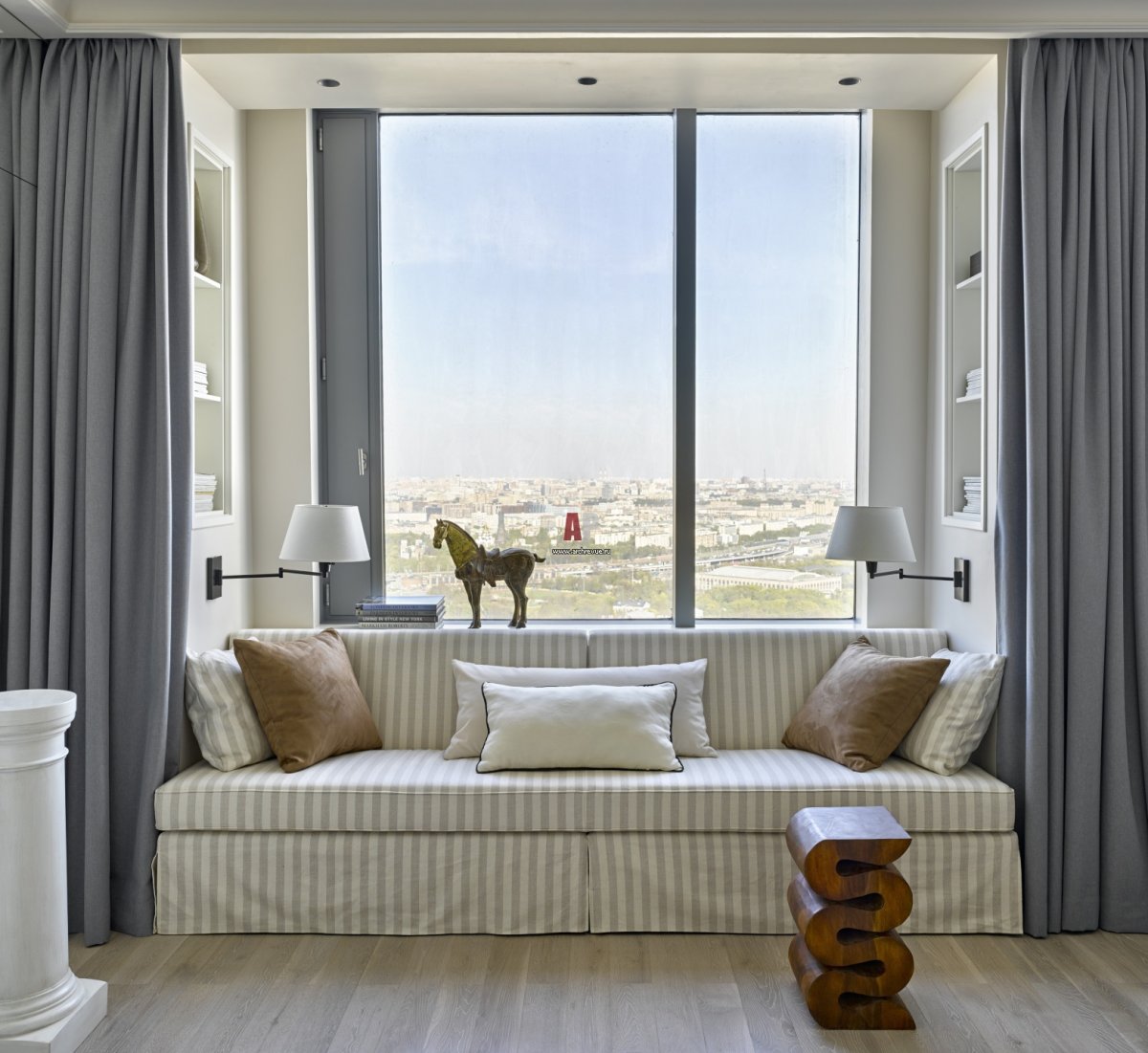 Кровать у окна