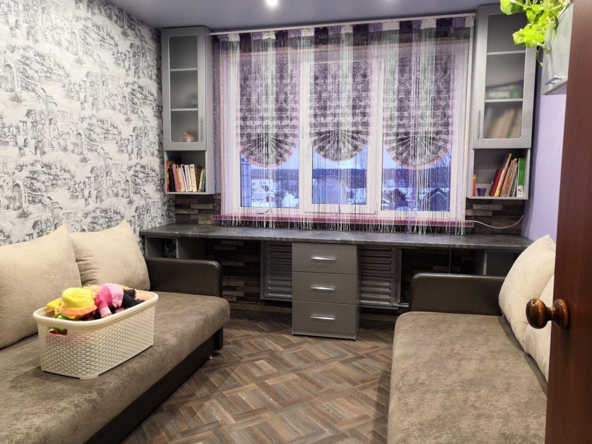 Широкий подоконник с подушками