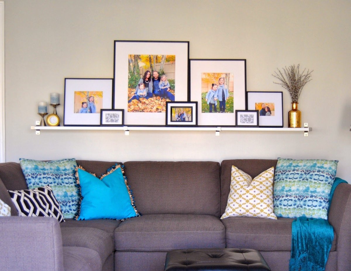 Полочки над диваном