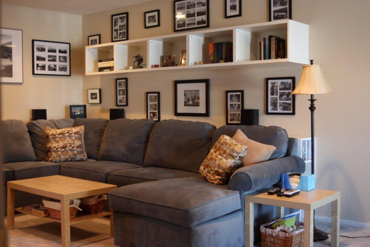 Полка над диваном в гостиной