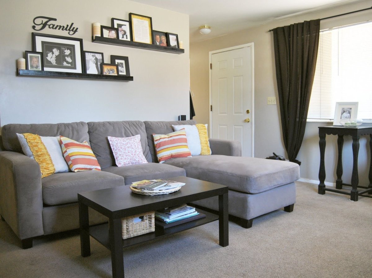 Полка над диваном в гостиной