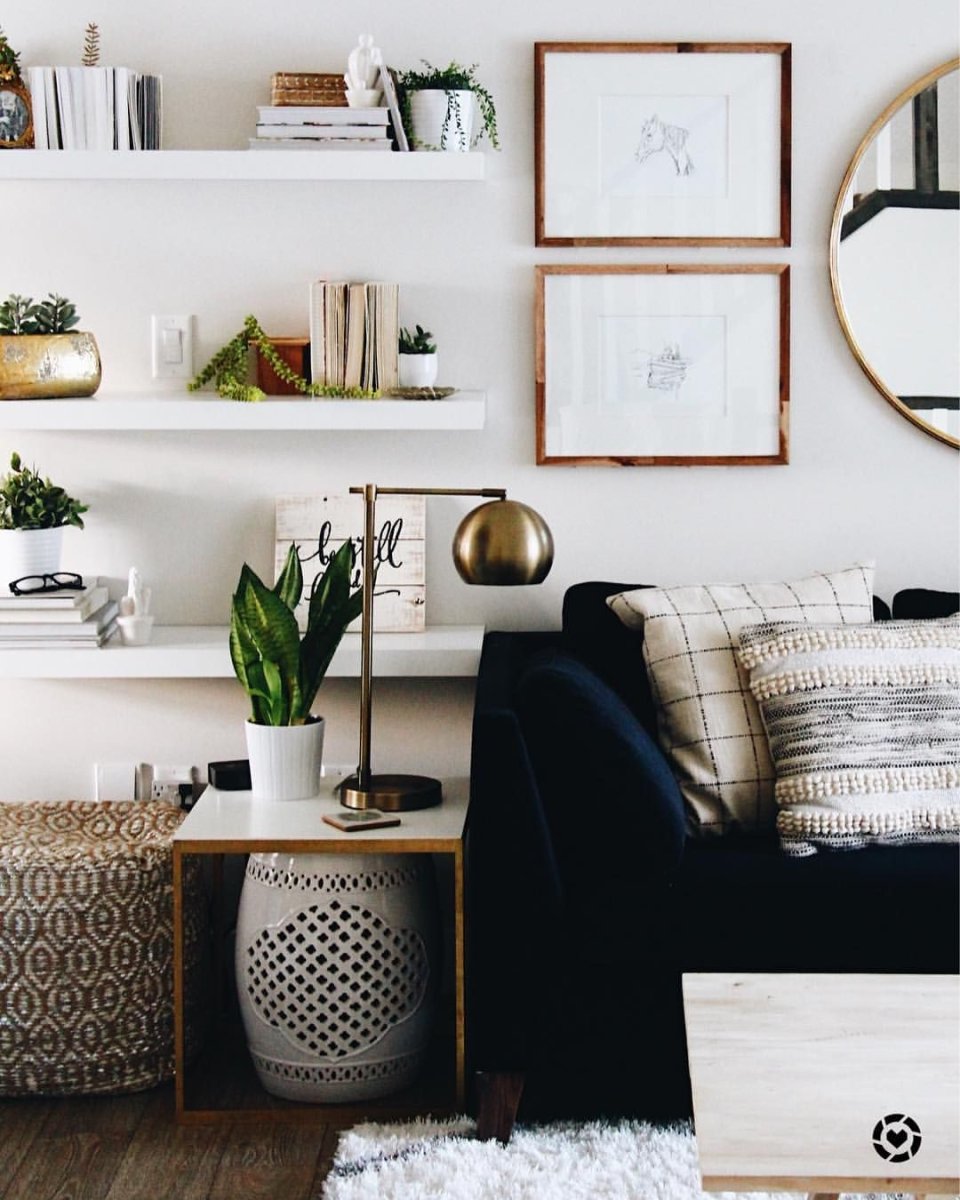 Зеркало над диваном в гостиной