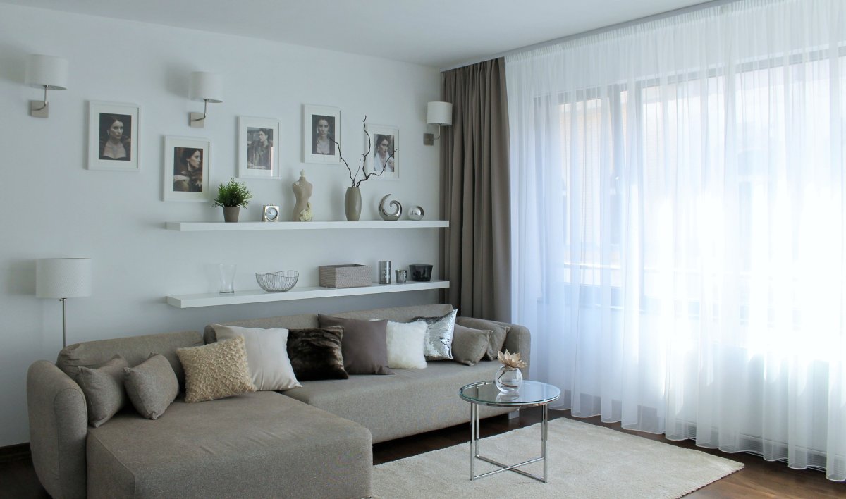 Полки над диваном в гостиной