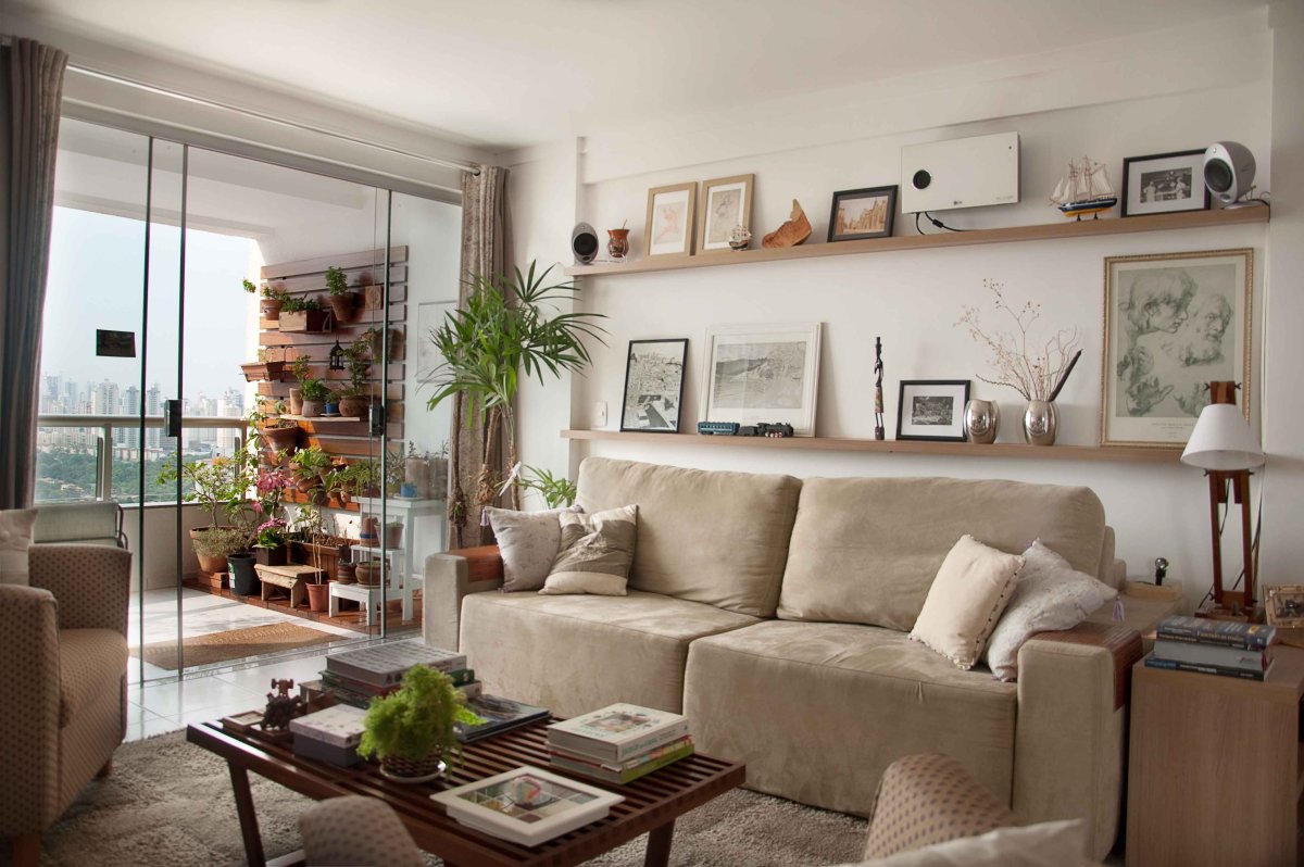 Полка над диваном